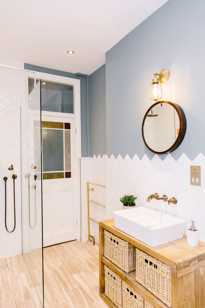 Пример оригинального дизайна: детская ванная комната среднего размера в стиле рустика с фасадами островного типа, светлыми деревянными фасадами, отдельно стоящей ванной, двойным душем, унитазом-моноблоком, белой плиткой, керамической плиткой, синими стенами, полом из винила, столешницей из дерева, бежевым полом и открытым душем