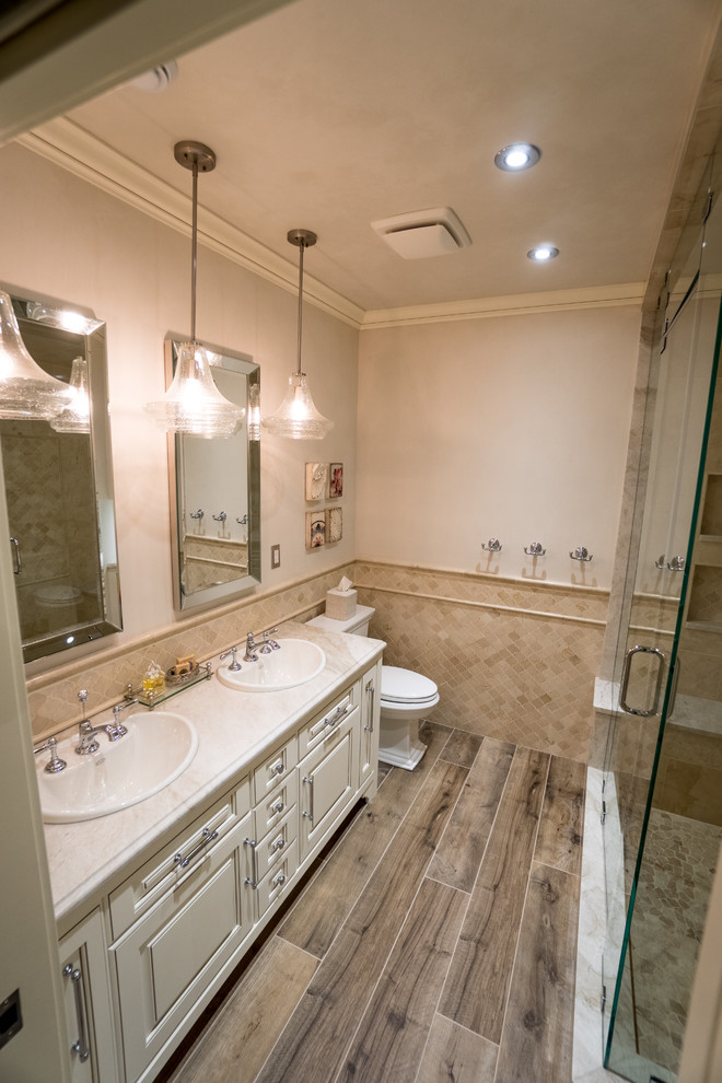 Foto de cuarto de baño rural grande con paredes grises, suelo de madera en tonos medios y suelo marrón