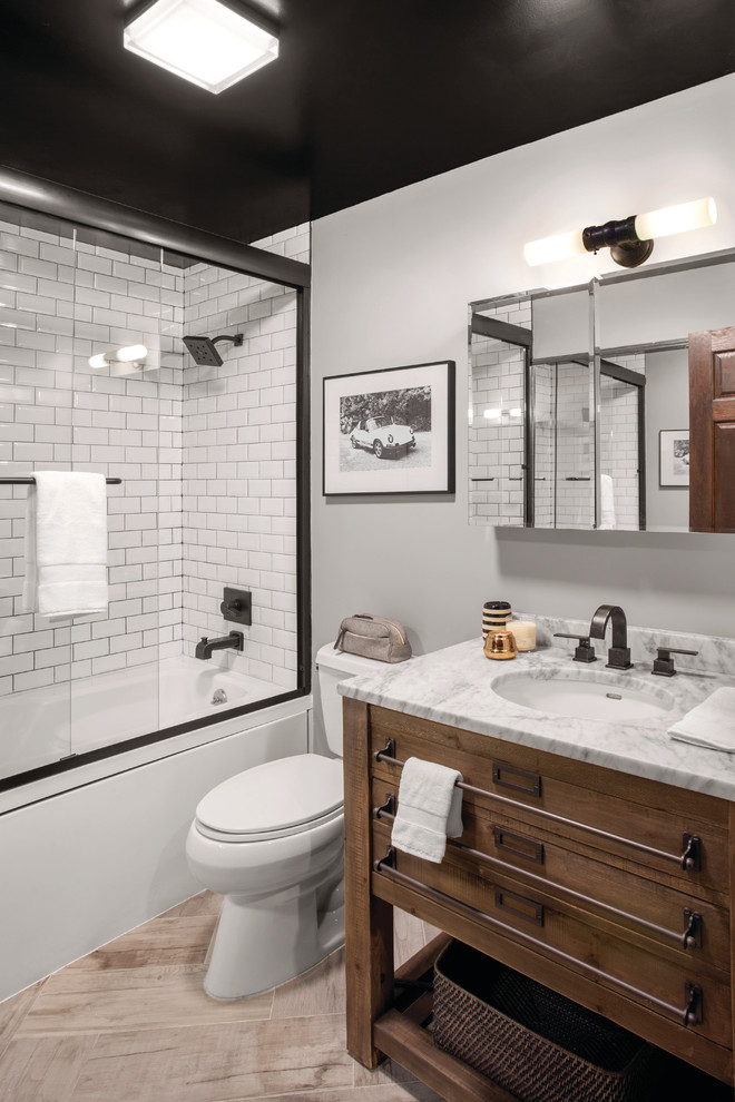Kleines Uriges Badezimmer mit Marmor-Waschbecken/Waschtisch und grauer Waschtischplatte in New York