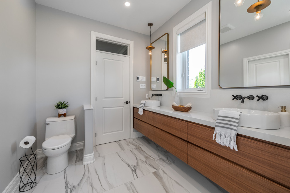 Diseño de cuarto de baño principal, doble y flotante tradicional renovado grande con puertas de armario de madera oscura y armarios con paneles lisos