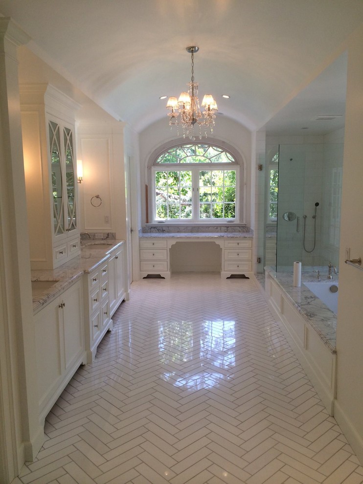 Bild på ett stort vintage en-suite badrum, med skåp i shakerstil, vita skåp, ett badkar i en alkov, en öppen dusch, vit kakel, tunnelbanekakel, vita väggar, marmorgolv, ett undermonterad handfat och marmorbänkskiva