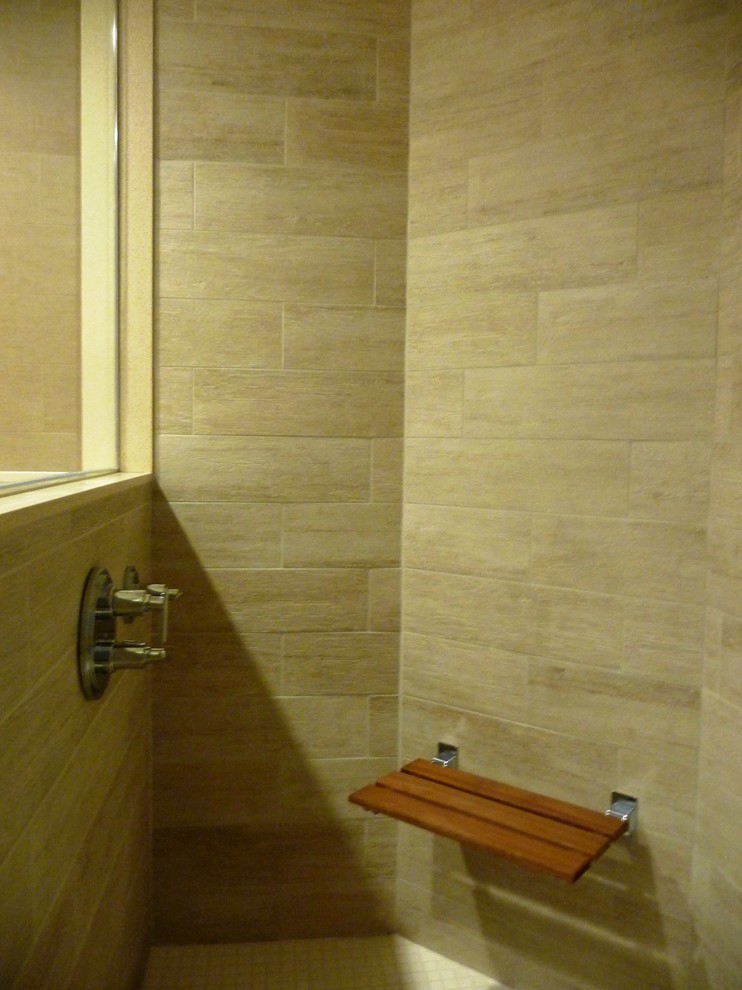 Réalisation d'une salle de bain principale design de taille moyenne avec une douche d'angle, un carrelage beige, un mur beige, un sol en carrelage de céramique et un placard sans porte.