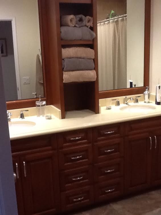 Idéer för mellanstora vintage en-suite badrum, med luckor med upphöjd panel, skåp i mörkt trä, ett badkar i en alkov, en dusch/badkar-kombination, vita väggar, ett undermonterad handfat och bänkskiva i akrylsten