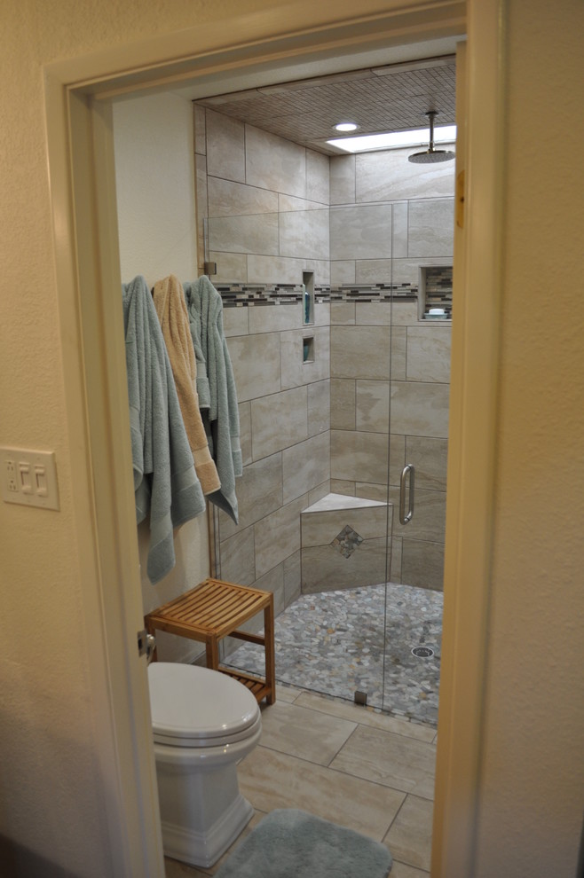 Exempel på ett modernt en-suite badrum, med en dusch i en alkov, beige kakel, svart kakel, brun kakel, grå kakel, flerfärgad kakel, kakel i småsten, klinkergolv i keramik och dusch med gångjärnsdörr