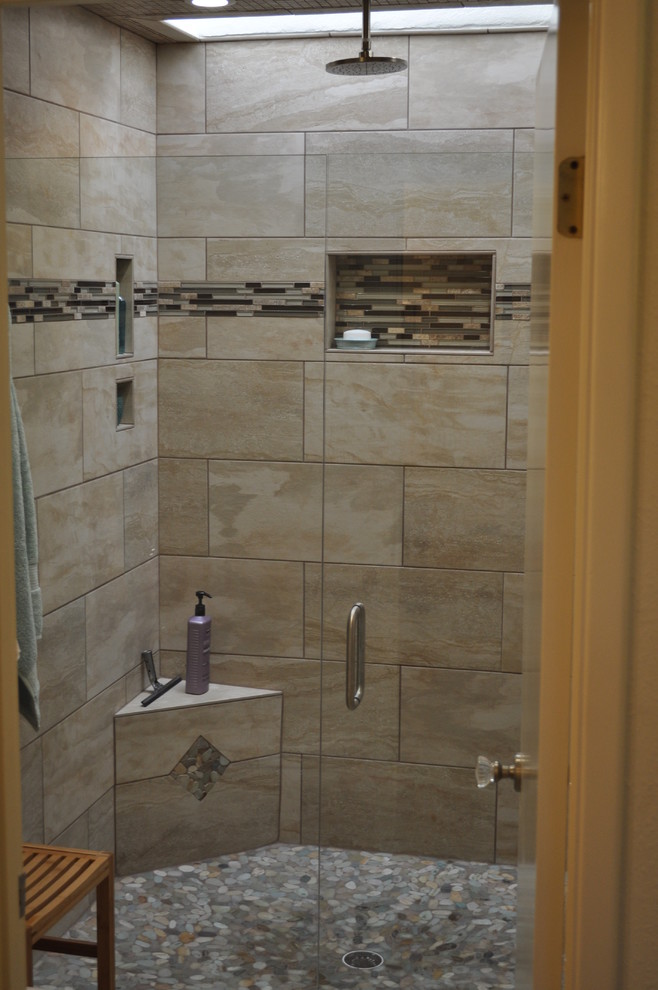 Modernes Badezimmer En Suite mit Duschnische, beigen Fliesen, schwarzen Fliesen, braunen Fliesen, grauen Fliesen, farbigen Fliesen, Kieselfliesen, Keramikboden und Falttür-Duschabtrennung in Sacramento