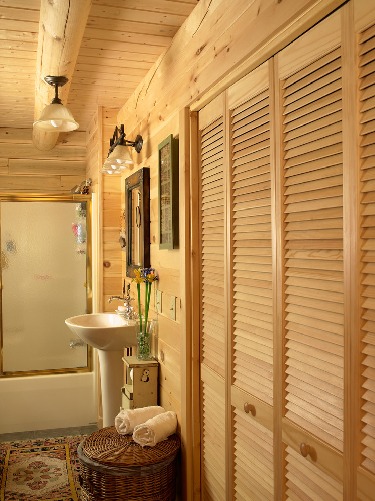 Свежая идея для дизайна: ванная комната среднего размера в стиле рустика с раковиной с пьедесталом и душем над ванной - отличное фото интерьера
