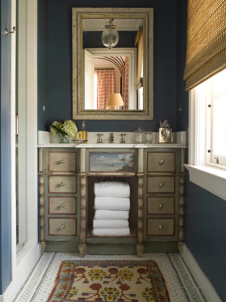 Imagen de cuarto de baño marinero grande con puertas de armario verdes, paredes azules, lavabo bajoencimera y armarios con rebordes decorativos