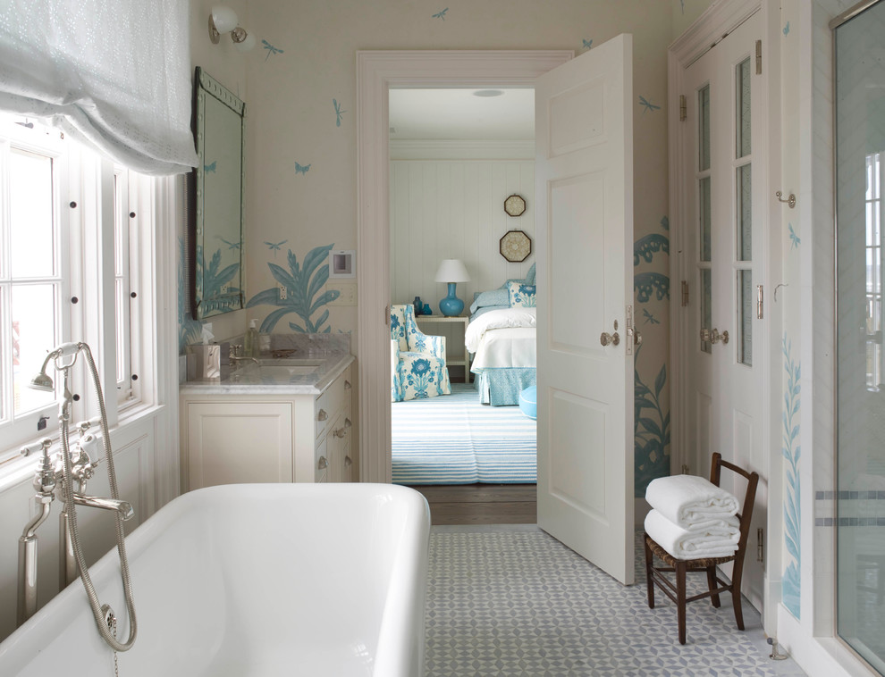 Пример оригинального дизайна: большая ванная комната в морском стиле с фасадами островного типа, белыми фасадами, отдельно стоящей ванной, открытым душем, белой плиткой, синими стенами и врезной раковиной