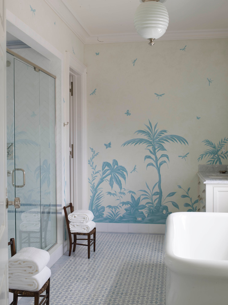 Пример оригинального дизайна: большая ванная комната в морском стиле с белыми фасадами, отдельно стоящей ванной, открытым душем, белой плиткой, синими стенами, врезной раковиной, душем с распашными дверями и фасадами с декоративным кантом