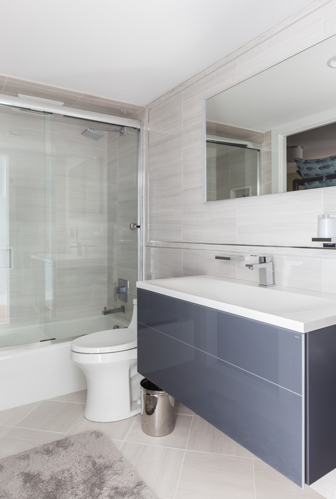 Стильный дизайн: ванная комната в морском стиле с плоскими фасадами, серыми фасадами, ванной в нише, душем над ванной, серой плиткой, серыми стенами, подвесной раковиной, серым полом и душем с раздвижными дверями - последний тренд