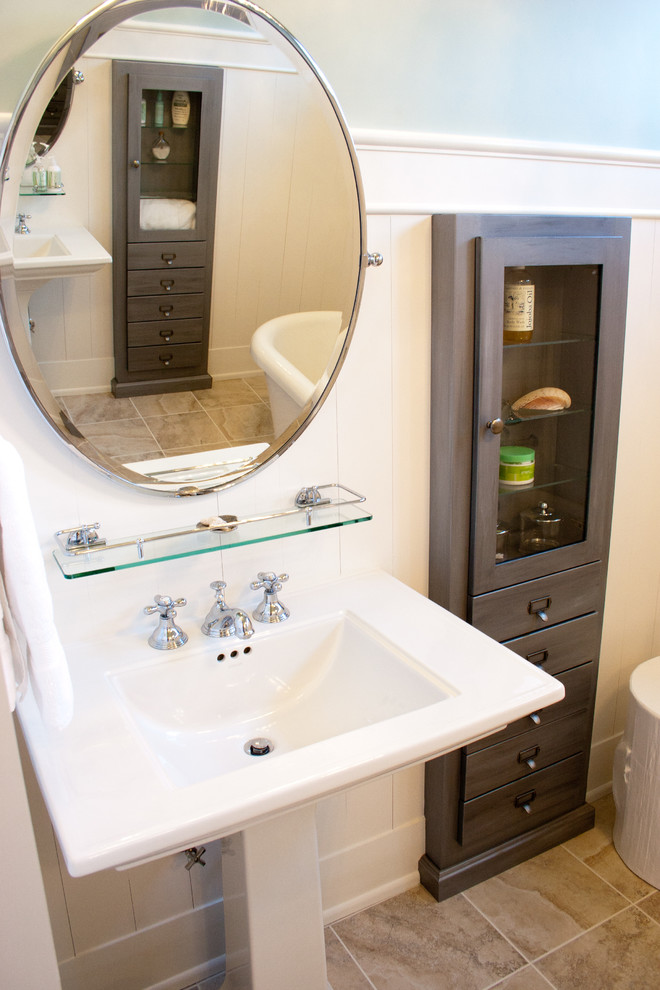 Foto på ett litet maritimt en-suite badrum, med ett piedestal handfat, luckor med glaspanel, grå skåp, ett fristående badkar, beige kakel och blå väggar