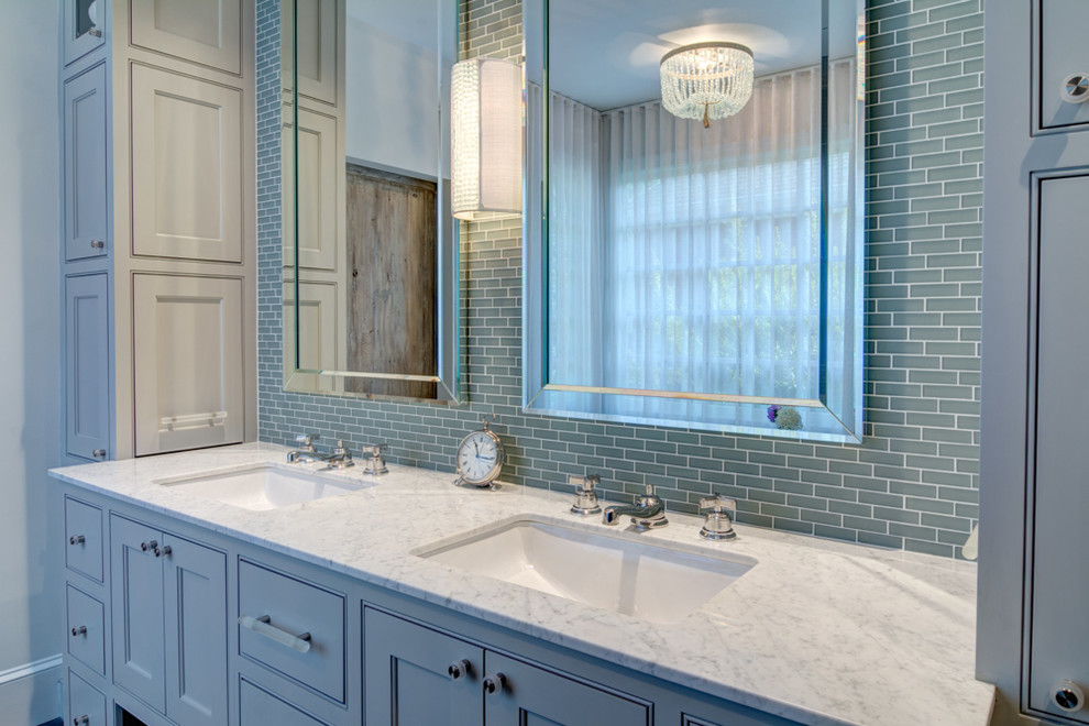 Immagine di una grande stanza da bagno padronale tradizionale con lavabo sottopiano, ante con riquadro incassato, ante blu, top in granito, vasca freestanding, piastrelle blu, piastrelle di vetro, pareti bianche e pavimento in gres porcellanato