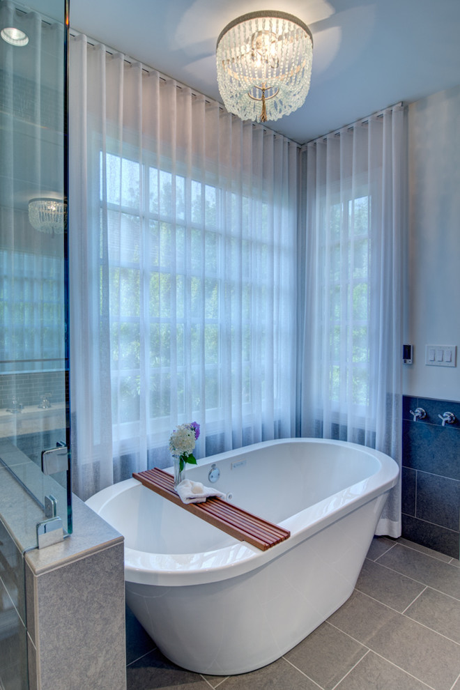 Идея дизайна: большая главная ванная комната в классическом стиле с врезной раковиной, фасадами с утопленной филенкой, синими фасадами, столешницей из гранита, отдельно стоящей ванной, синей плиткой, стеклянной плиткой, белыми стенами и полом из керамогранита