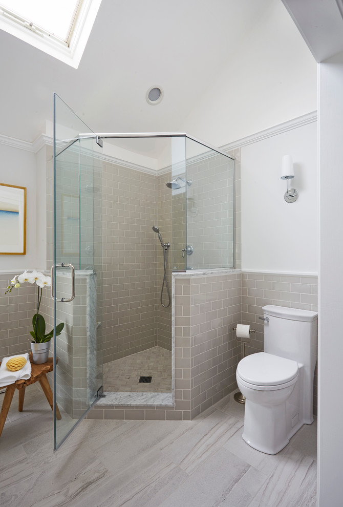 Пример оригинального дизайна: большая главная ванная комната в стиле неоклассика (современная классика) с фасадами с утопленной филенкой, белыми фасадами, отдельно стоящей ванной, угловым душем, унитазом-моноблоком, керамической плиткой, врезной раковиной, мраморной столешницей, серой плиткой, серыми стенами и полом из керамогранита