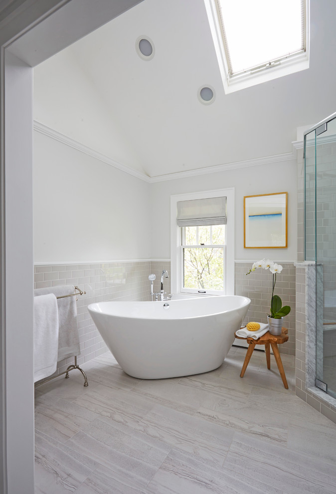 Exempel på ett stort klassiskt en-suite badrum, med luckor med infälld panel, vita skåp, ett fristående badkar, en hörndusch, keramikplattor, ett undermonterad handfat, marmorbänkskiva, en toalettstol med hel cisternkåpa, grå kakel, grå väggar och klinkergolv i porslin