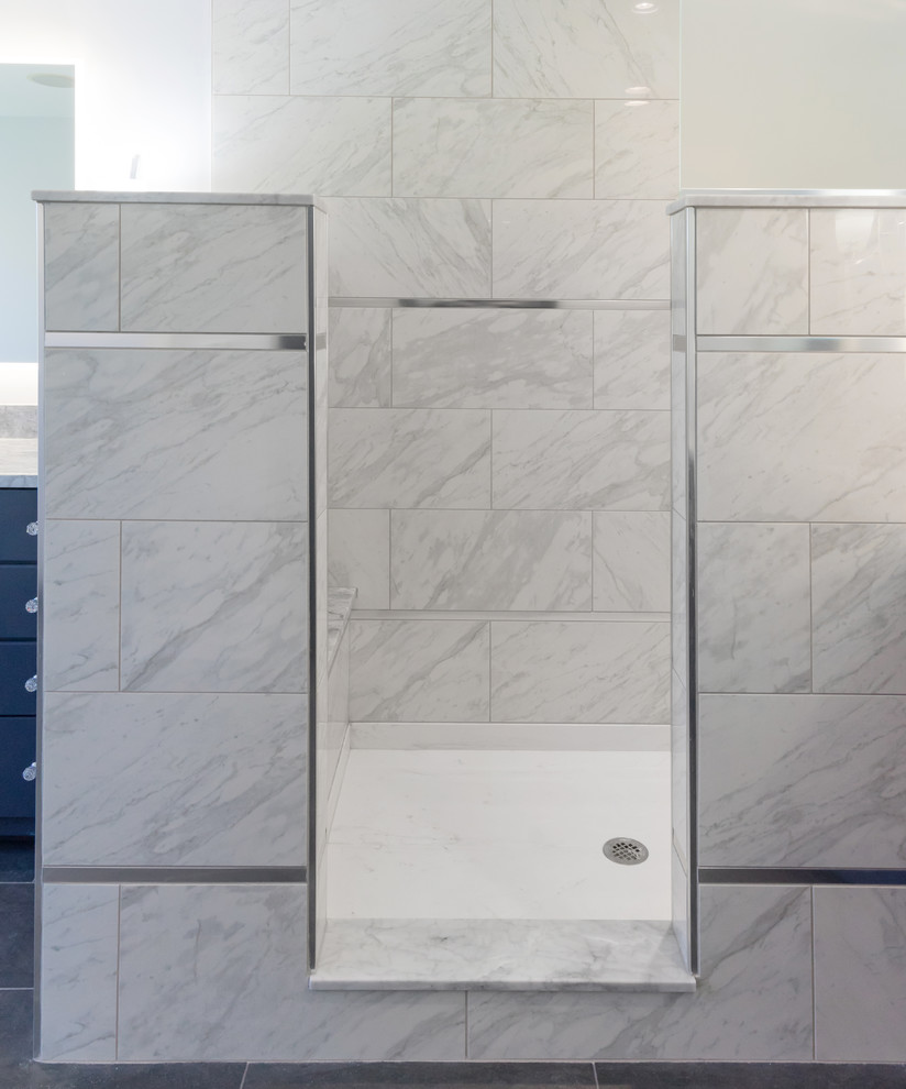 Exempel på ett stort klassiskt grå grått en-suite badrum, med släta luckor, blå skåp, ett fristående badkar, en öppen dusch, en toalettstol med separat cisternkåpa, grå kakel, porslinskakel, grå väggar, klinkergolv i porslin, ett undermonterad handfat, granitbänkskiva, grått golv och med dusch som är öppen
