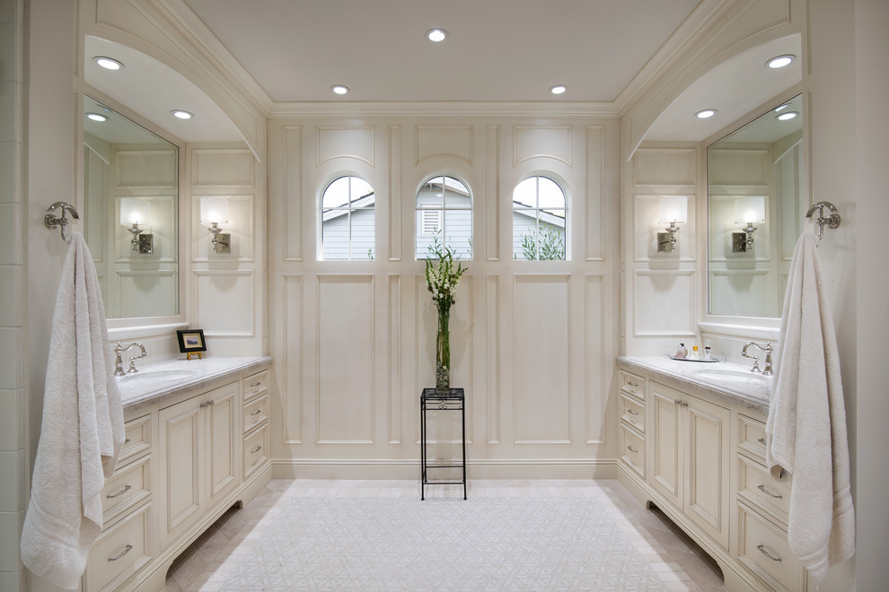 Свежая идея для дизайна: главная ванная комната в средиземноморском стиле с фасадами с утопленной филенкой, бежевыми фасадами, бежевыми стенами, настольной раковиной, белой столешницей и зеркалом с подсветкой - отличное фото интерьера