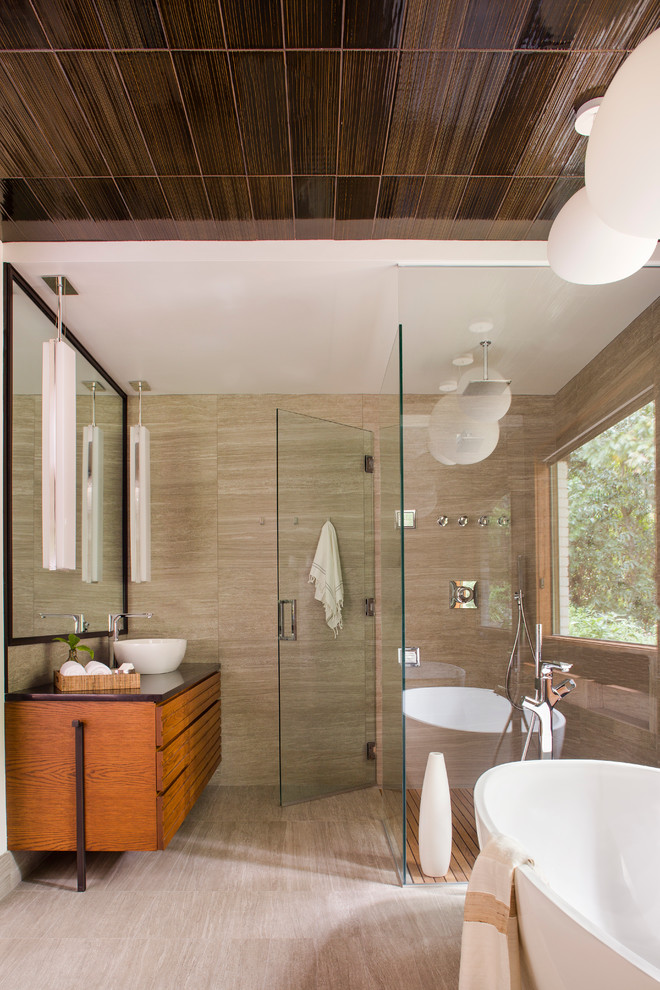 Foto di una stanza da bagno padronale moderna con lavabo a bacinella, vasca freestanding, piastrelle marroni e pareti grigie