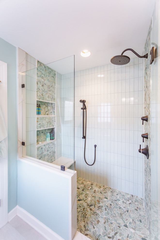 Идея дизайна: маленькая главная ванная комната в морском стиле с фасадами с выступающей филенкой, светлыми деревянными фасадами, душем в нише, раздельным унитазом, зеленой плиткой, керамогранитной плиткой, зелеными стенами, полом из керамогранита, врезной раковиной, столешницей из искусственного кварца, бежевым полом, душем с распашными дверями, белой столешницей, сиденьем для душа и тумбой под одну раковину для на участке и в саду