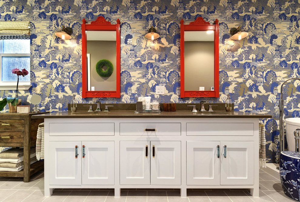 Immagine di una grande stanza da bagno bohémian con ante bianche, vasca freestanding, WC a due pezzi, pareti multicolore, lavabo sottopiano e pavimento grigio