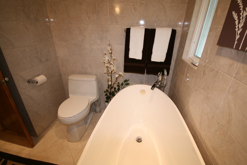 Bild på ett funkis badrum, med ett platsbyggt badkar