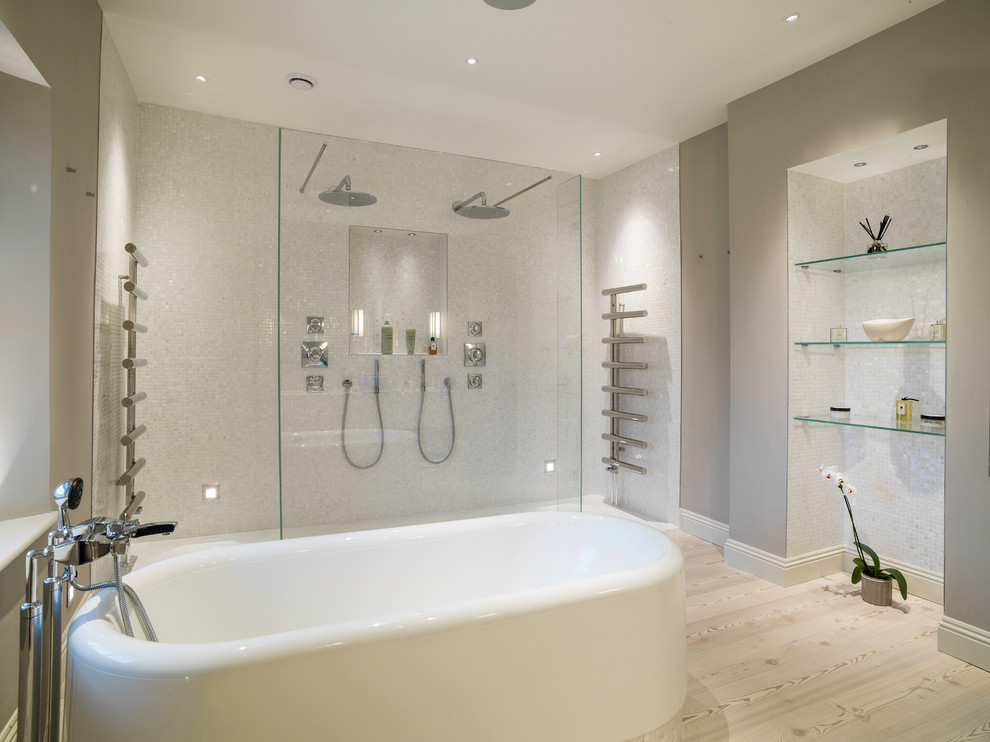 Источник вдохновения для домашнего уюта: большая главная ванная комната в современном стиле с белыми фасадами
