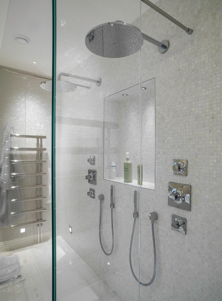 Идея дизайна: большая главная ванная комната в современном стиле с белыми фасадами