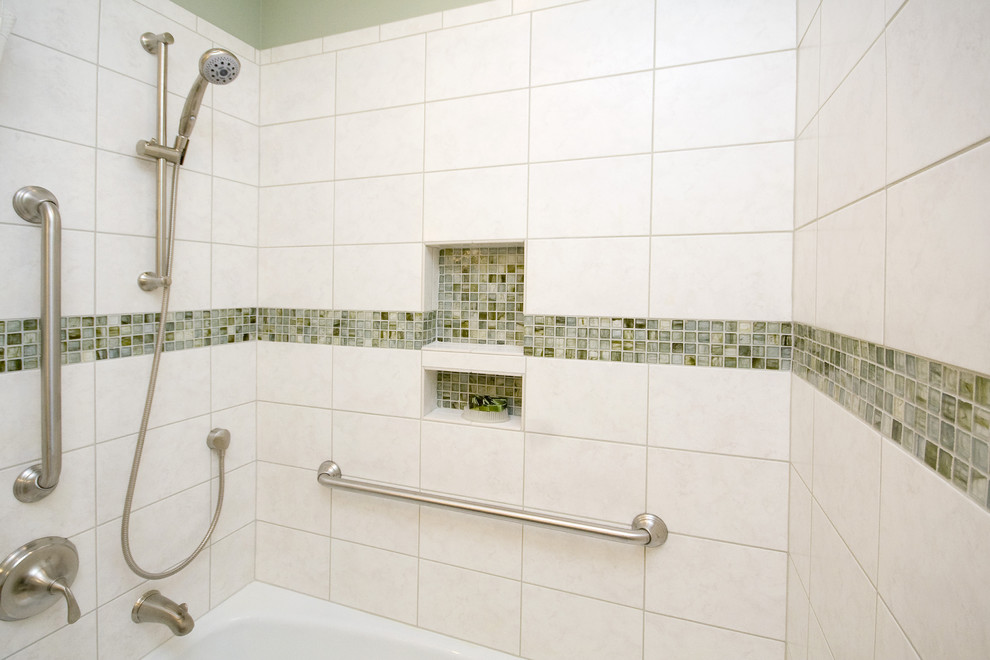 На фото: маленькая детская ванная комната в стиле неоклассика (современная классика) с фасадами с выступающей филенкой, темными деревянными фасадами, ванной в нише, душем над ванной, унитазом-моноблоком, бежевой плиткой, цементной плиткой, зелеными стенами, полом из керамической плитки, врезной раковиной, столешницей из бетона, бежевым полом, шторкой для ванной и белой столешницей для на участке и в саду