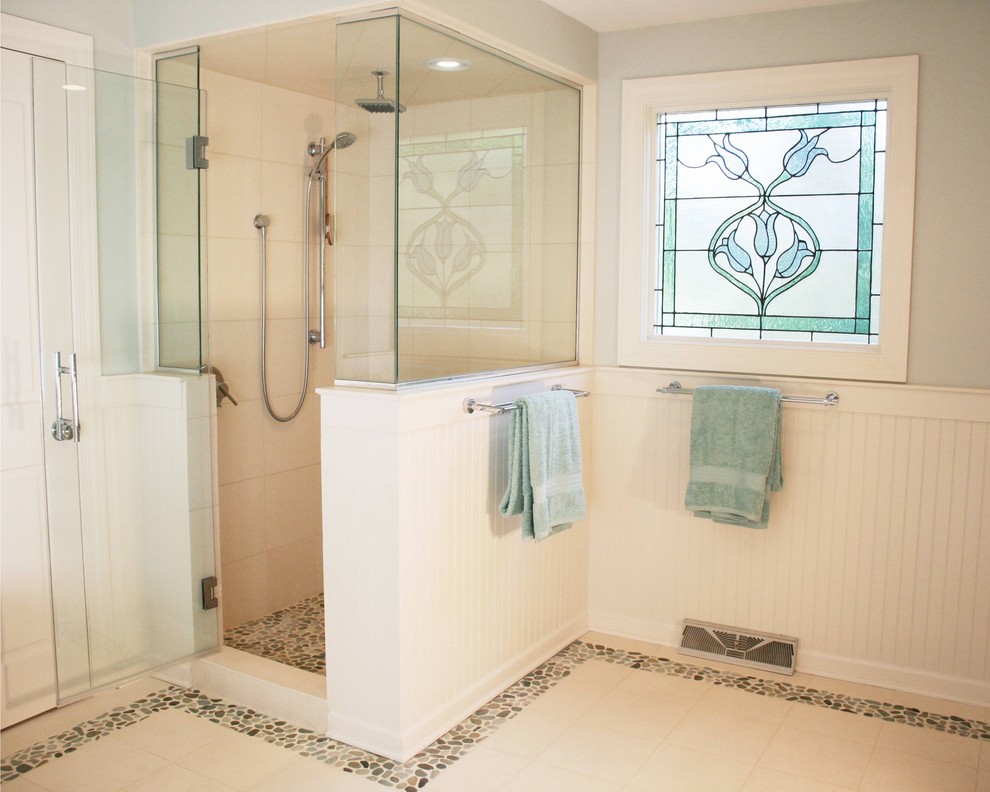 Idéer för att renovera ett vintage badrum, med en dusch i en alkov och klinkergolv i småsten