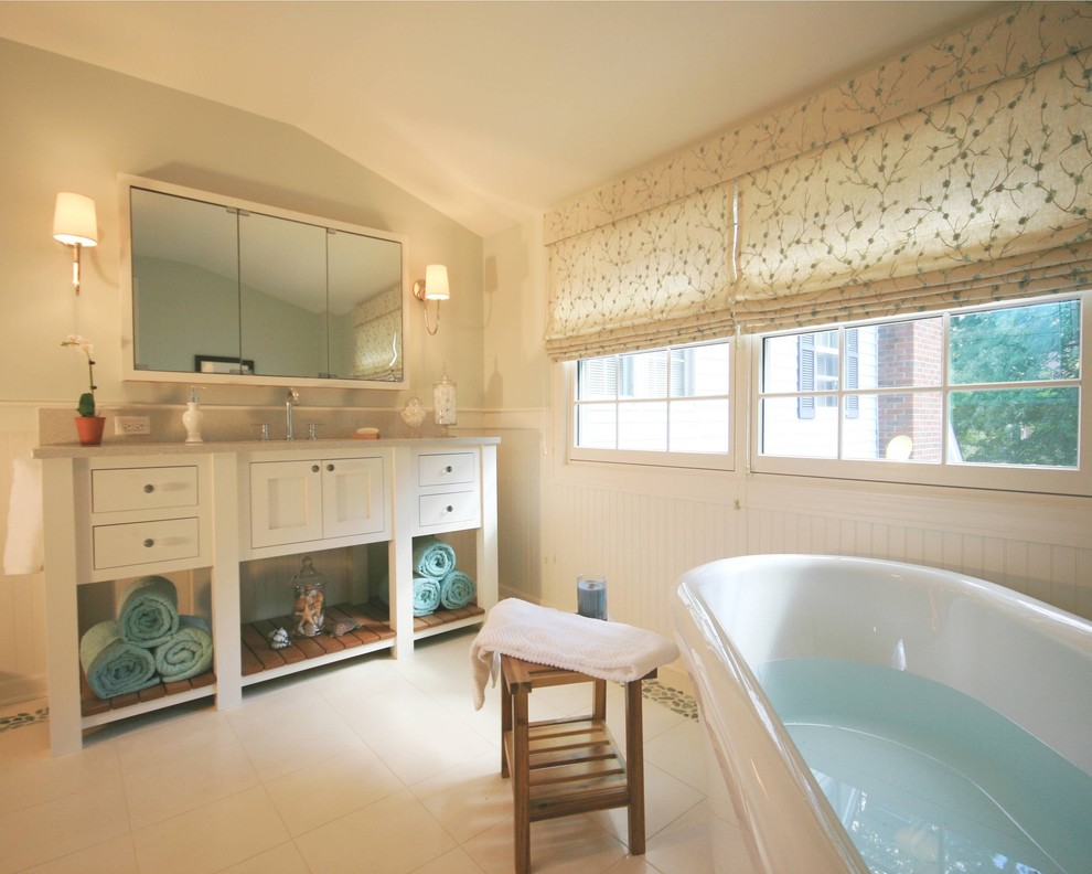 Foto di una stanza da bagno chic con ante bianche, vasca freestanding e ante in stile shaker