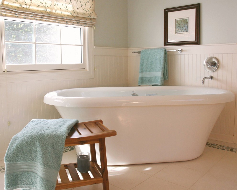 Cette image montre une salle de bain traditionnelle avec une baignoire indépendante.