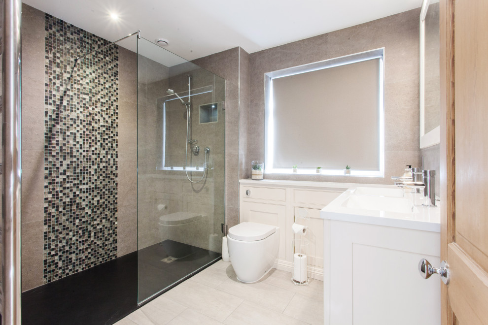 Diseño de cuarto de baño actual de tamaño medio con paredes grises y suelo beige