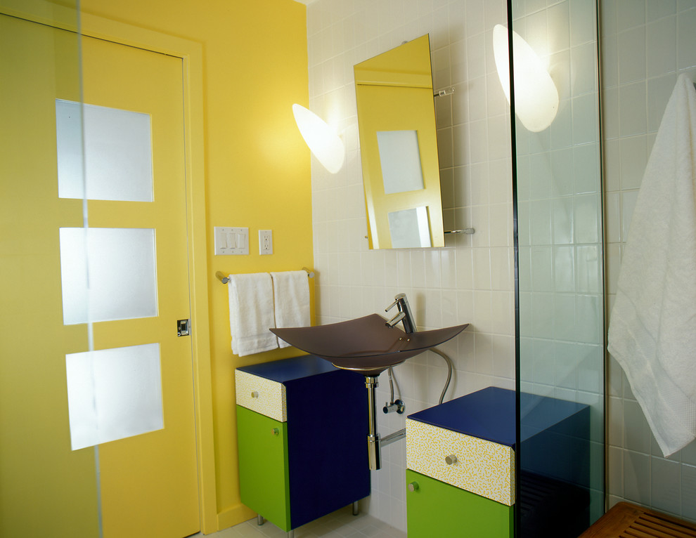 Idée de décoration pour une petite salle de bain design pour enfant avec un lavabo suspendu, un placard en trompe-l'oeil, une douche ouverte, WC à poser, un carrelage blanc, des carreaux de céramique, un mur jaune et un sol en carrelage de céramique.
