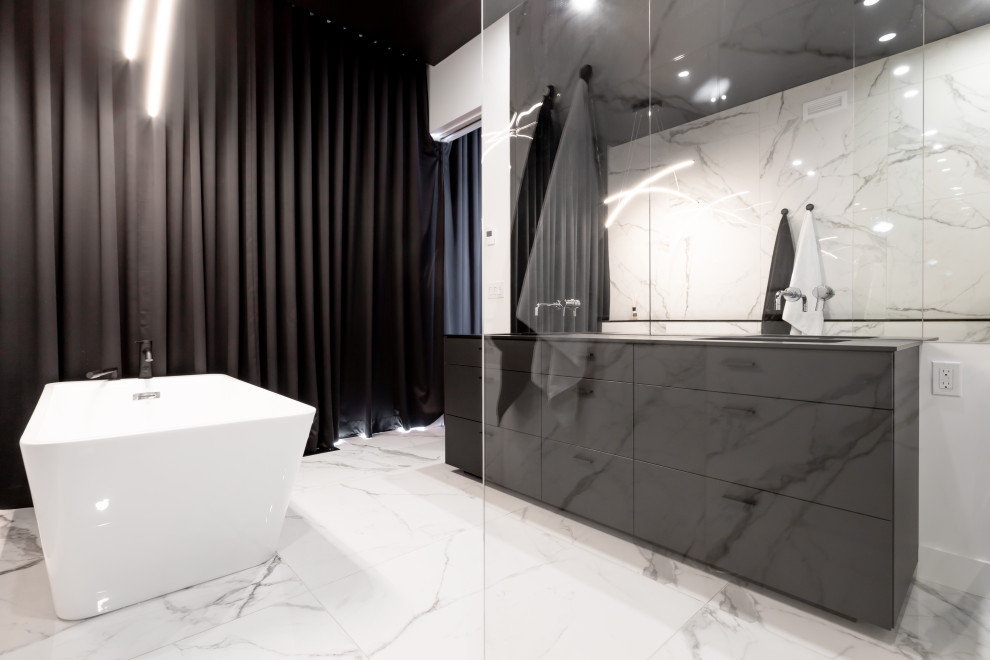 Foto på ett stort funkis svart en-suite badrum, med svarta skåp, ett fristående badkar, en öppen dusch, svart och vit kakel, keramikplattor, flerfärgade väggar, klinkergolv i keramik, ett nedsänkt handfat, bänkskiva i kvarts, flerfärgat golv och med dusch som är öppen