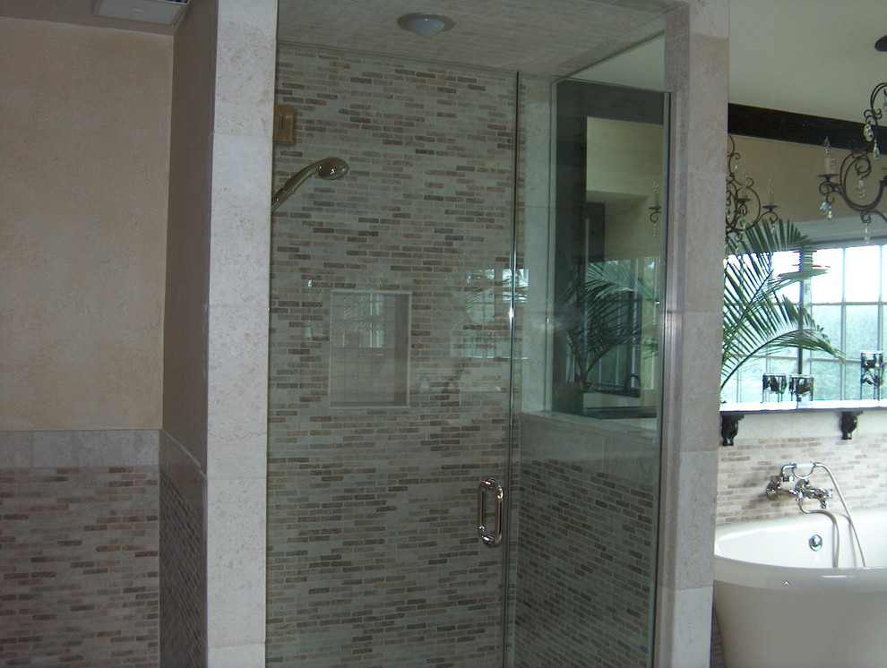 Diseño de cuarto de baño principal clásico grande con lavabo sobreencimera, armarios estilo shaker, puertas de armario de madera en tonos medios, ducha empotrada, sanitario de una pieza y paredes beige