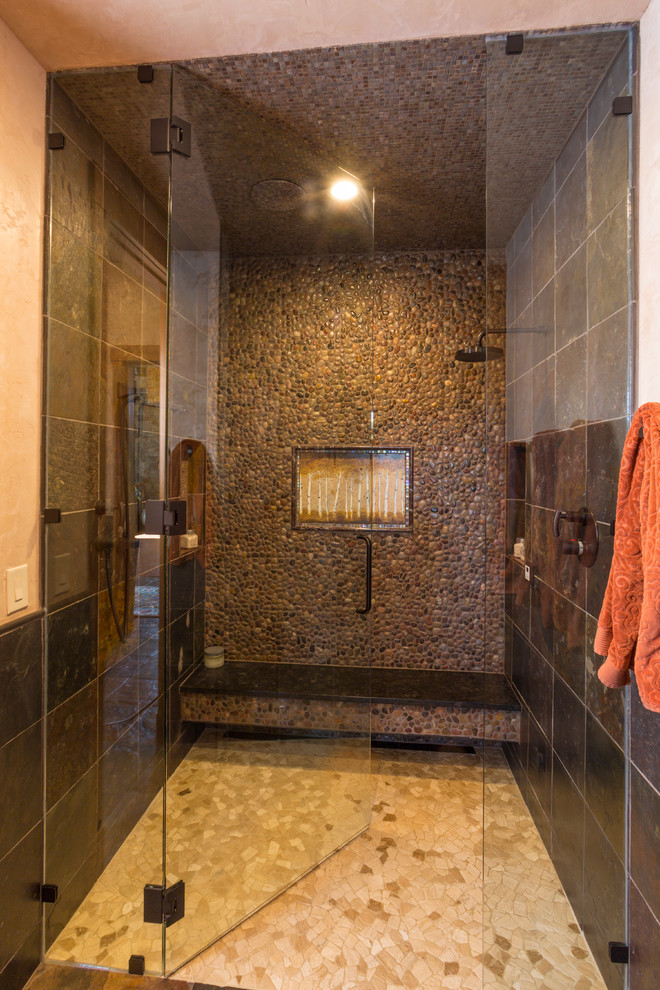 Idée de décoration pour une grande salle de bain principale chalet en bois brun avec une vasque, un sol en carrelage de céramique, un espace douche bain et une cabine de douche à porte battante.