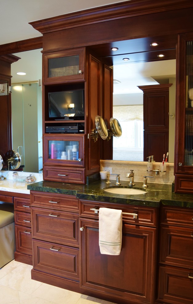 Klassisk inredning av ett stort grön grönt en-suite badrum, med luckor med upphöjd panel, ett undermonterat badkar, en hörndusch, beige kakel, stenkakel, travertin golv, ett undermonterad handfat, granitbänkskiva, beiget golv och dusch med gångjärnsdörr