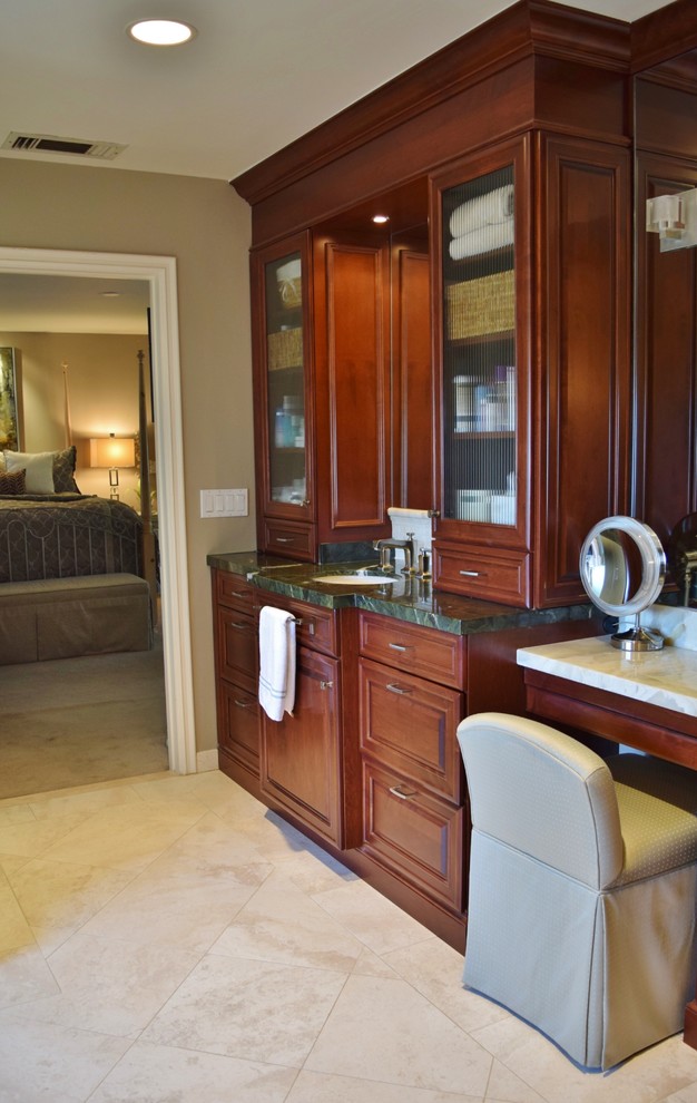 Klassisk inredning av ett stort grön grönt en-suite badrum, med luckor med upphöjd panel, ett undermonterat badkar, en hörndusch, beige kakel, stenkakel, travertin golv, ett undermonterad handfat, granitbänkskiva, beiget golv och dusch med gångjärnsdörr