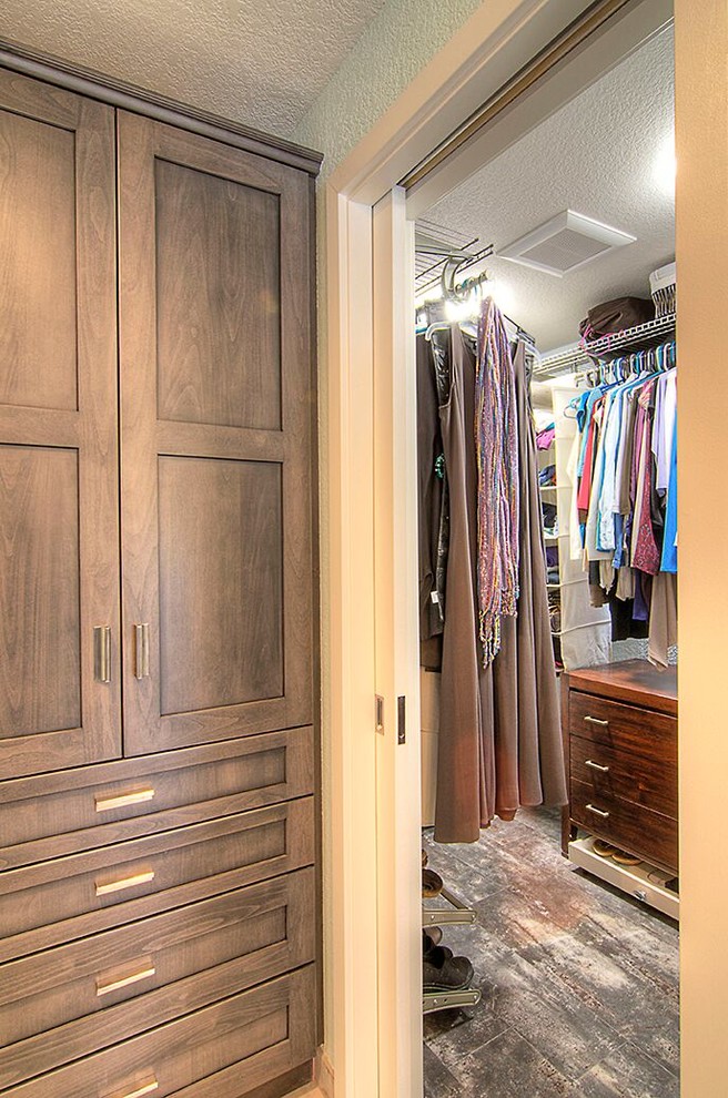 Cette image montre un grande dressing et rangement design avec un placard à porte shaker, des portes de placard grises et un sol en carrelage de porcelaine.