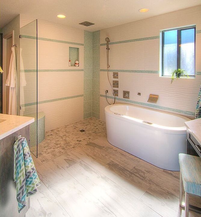 Идея дизайна: большая главная ванная комната в современном стиле с фасадами в стиле шейкер, серыми фасадами, отдельно стоящей ванной, открытым душем, разноцветной плиткой, керамической плиткой, белыми стенами, полом из керамогранита, врезной раковиной и столешницей из искусственного кварца