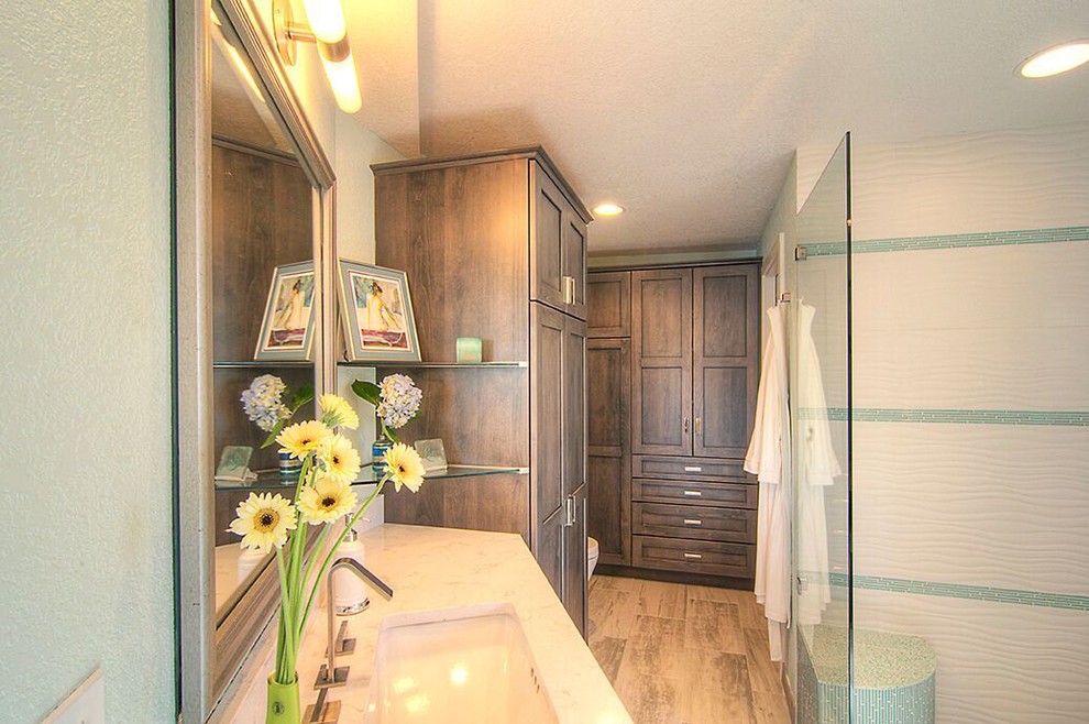 Стильный дизайн: большая главная ванная комната в современном стиле с фасадами в стиле шейкер, серыми фасадами, отдельно стоящей ванной, открытым душем, унитазом-моноблоком, разноцветной плиткой, керамической плиткой, белыми стенами, полом из керамогранита, врезной раковиной и столешницей из искусственного кварца - последний тренд