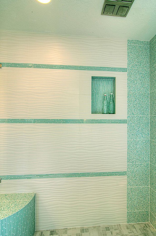 Großes Modernes Badezimmer En Suite mit Schrankfronten im Shaker-Stil, grauen Schränken, freistehender Badewanne, offener Dusche, farbigen Fliesen, Keramikfliesen, weißer Wandfarbe, Porzellan-Bodenfliesen, Unterbauwaschbecken und Quarzwerkstein-Waschtisch in Seattle