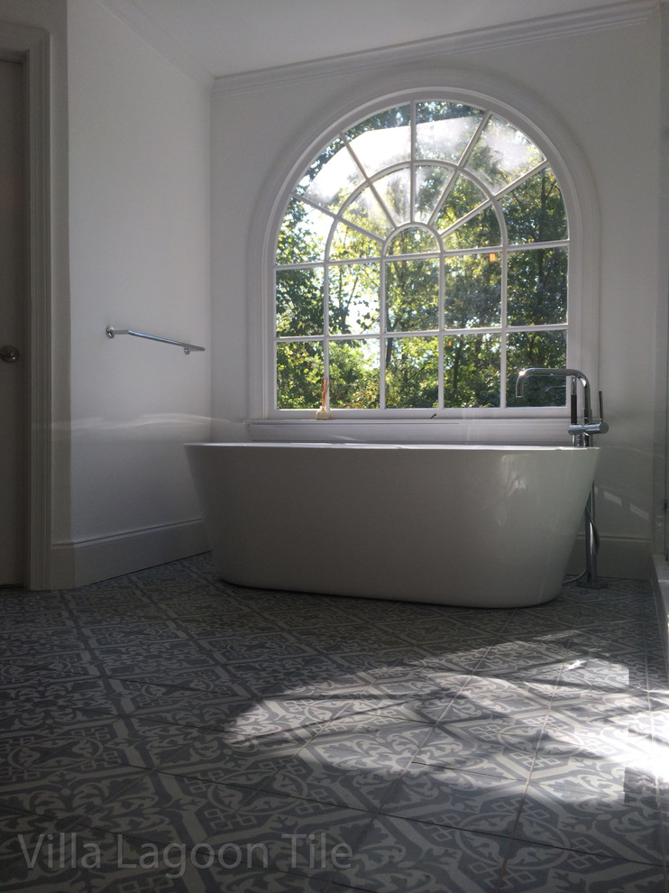 Foto på ett mycket stort eklektiskt en-suite badrum, med ett fristående badkar, vita väggar, cementgolv och grått golv