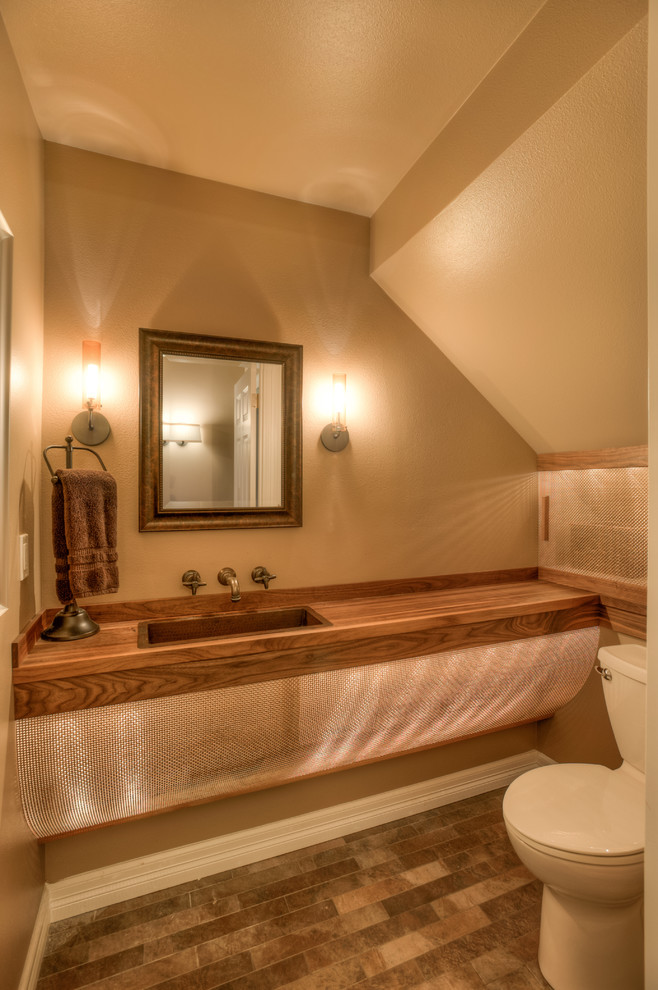 Idées déco pour une petite salle de bain contemporaine avec WC à poser, un mur beige, une grande vasque et un plan de toilette en bois.