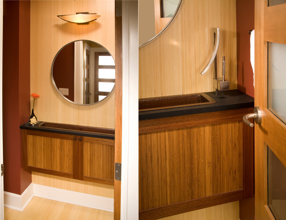 Ejemplo de cuarto de baño actual con armarios con paneles empotrados, puertas de armario de madera clara, paredes marrones, suelo de madera clara y lavabo de seno grande