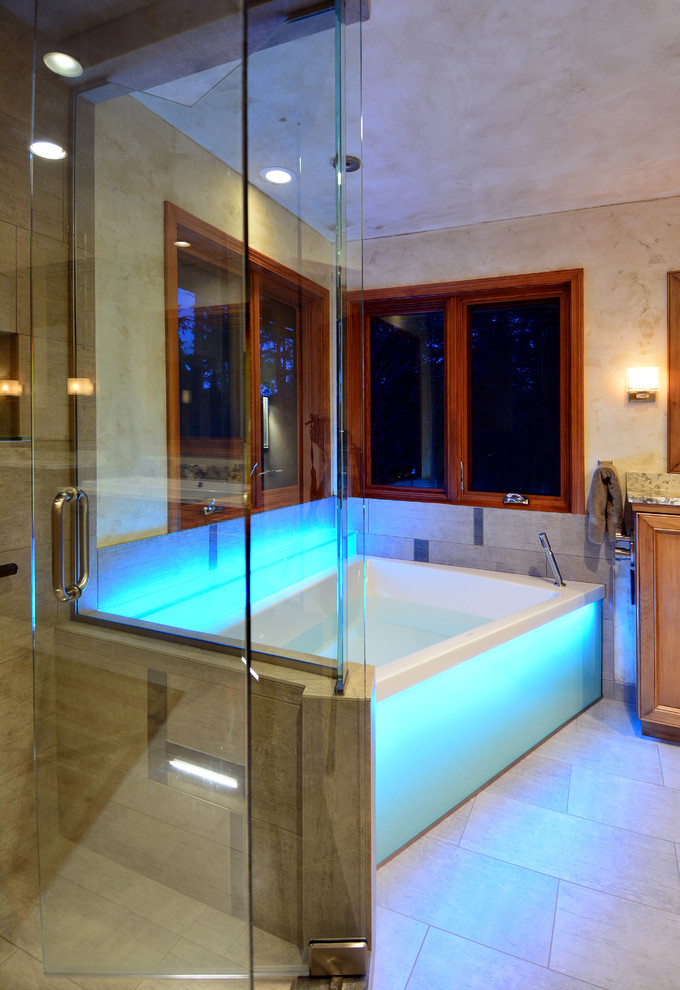 Imagen de cuarto de baño tradicional renovado grande con armarios con paneles empotrados, puertas de armario de madera clara, bañera encastrada, ducha empotrada y encimera de granito