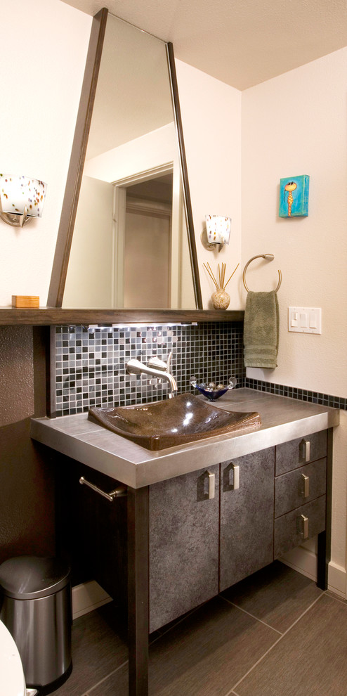 Modernes Badezimmer mit flächenbündigen Schrankfronten, Mosaikfliesen, Schieferboden und Aufsatzwaschbecken in Seattle