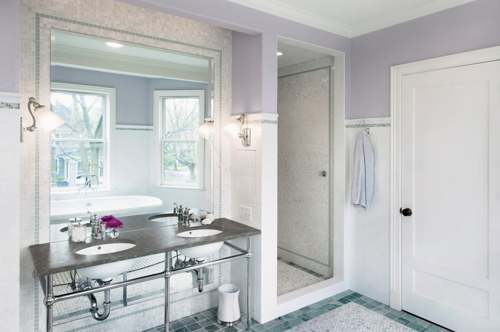 Exempel på ett klassiskt grå grått badrum, med en dusch i en alkov, vit kakel, tunnelbanekakel, lila väggar, ett undermonterad handfat, turkost golv och med dusch som är öppen