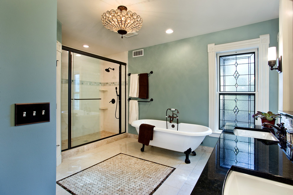 На фото: главная ванная комната в викторианском стиле с ванной на ножках, двойным душем, белой плиткой, зелеными стенами, полом из керамогранита и врезной раковиной с