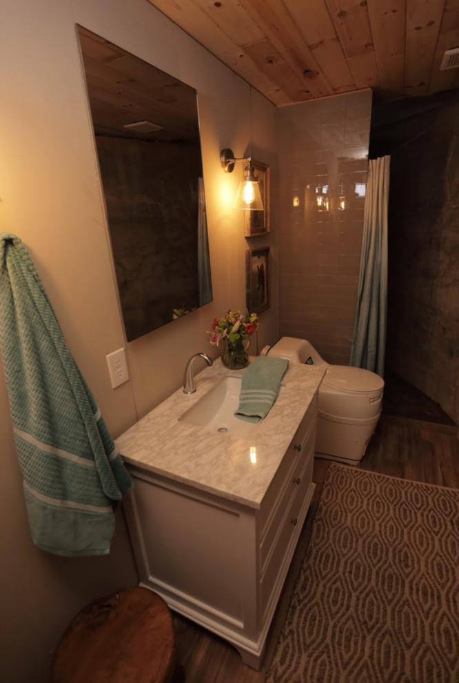 他の地域にあるお手頃価格の小さなカントリー風のおしゃれな浴室 (淡色無垢フローリング) の写真